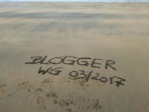 blogger wg schriftzug am strand